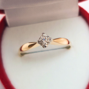 Помолвочное кольцо с бриллиантом