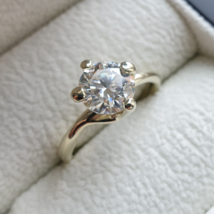 Помолвочное кольцо с бриллиантом