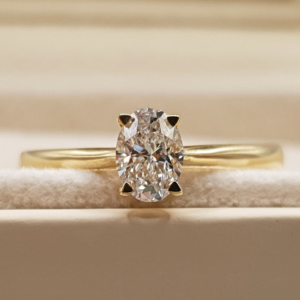 Помолвочное кольцо с овальным бриллиантом