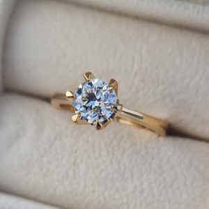 Помолвочное кольцо с бриллиантом