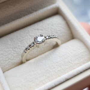 Помолвочное кольцо с бриллиантами