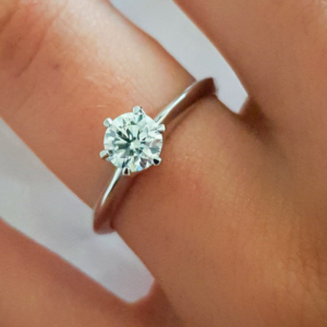 Помолвочное кольцо с бриллиантом