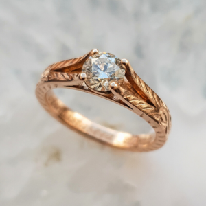 Помолвочное кольцо с бриллиантом