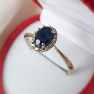 Помолвочное кольцо с сапфиром и бриллиантами